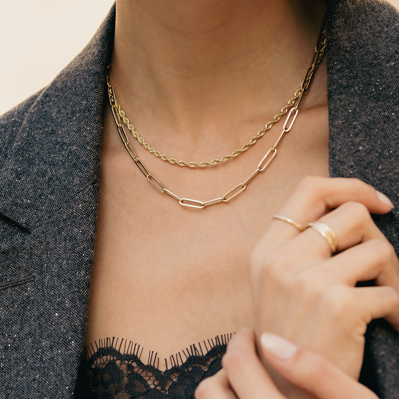 Goudkleurige ketting met dubbele verbonden hartjes Goudkleurige ketting met dubbele verbonden hartjes