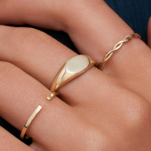 Solid gold signet ring womens store
