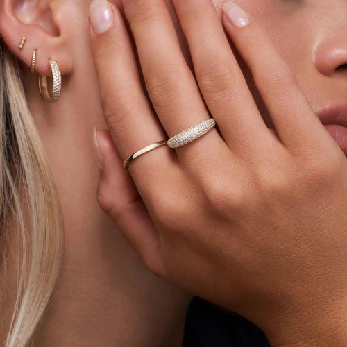Moderne Ringe an der Hand