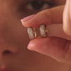 14 Karat Guld Pavé Zirkonia Bred Huggie Creoler (12mm) - 4