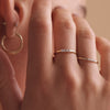 Oro de 14 Quilates Anillo Entrelazado de Tres Piedras con Circonita - 4