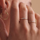 Anillo Entrelazado de Tres Piedras con Circonita