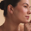 Oro de 14 Quilates Circonita Radiance Huggie Hoops (12 mm) - 5